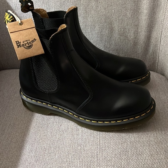 Dr. Martens 2976 Smooth Chelsea Boot - Picture 5 of 9